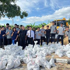 📌 วิทยาลัยเทคนิคอ่างทอง ✨ร่วมกับ #เทศบาลเมืองอ่างทอง และหลายภาคส่วน💪 ร่วมแรงร่วมใจ💕จิตอาสากรอกกระสอบทรายเร่งช่วยเหลือประชาชนจากสถานการณ์น้ำท่วม 💦ในช่วงที่ระดับน้ำเพิ่มสูงขึ้นอย่างต่อเนื่อง